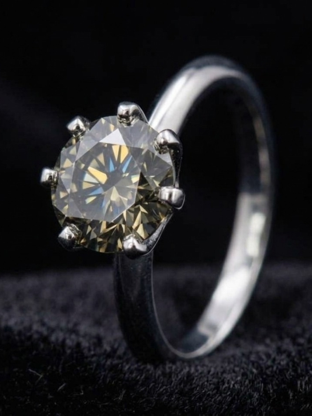 **ABSOLUTELY STUNNING **
1 Carat Smokey Gray Moissanite Ring
🩶🩶🩶🩶🩶